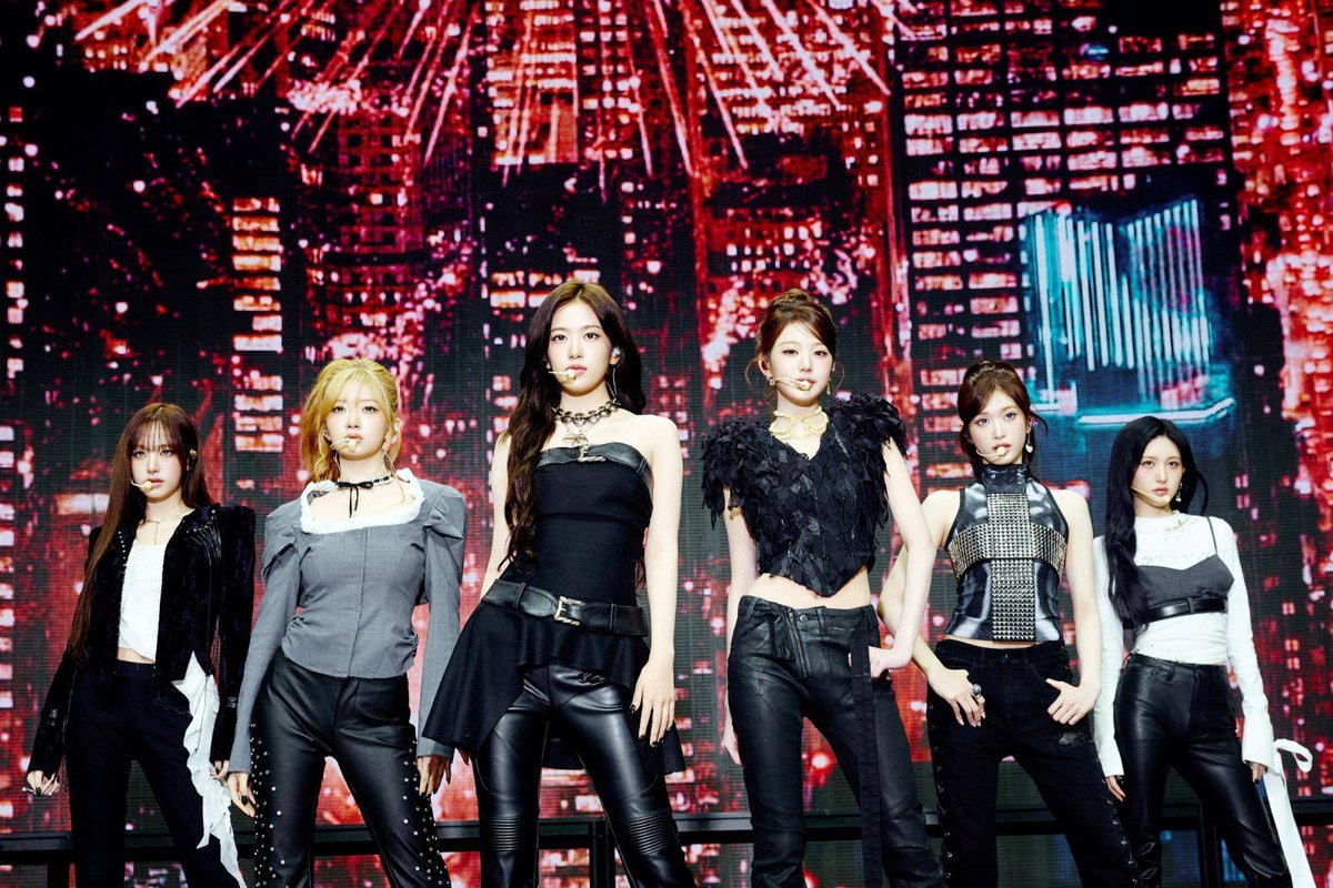 chartsive's tweet image. REPLY AND TWEET WITH: 

REVIVE PLUS OUT NOW 
#IVE_REVIVE_PLUS_RELEASE 
#BLACKHOLE #REVIVE_PLUS