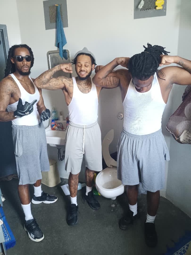 YungThreat37's tweet photo. In My Cell I Did A 1000 Burpees I Toned Up My Frame Lls #FreeDaMen #GentleMenLaw https://t.co/Wg88CbdYTM