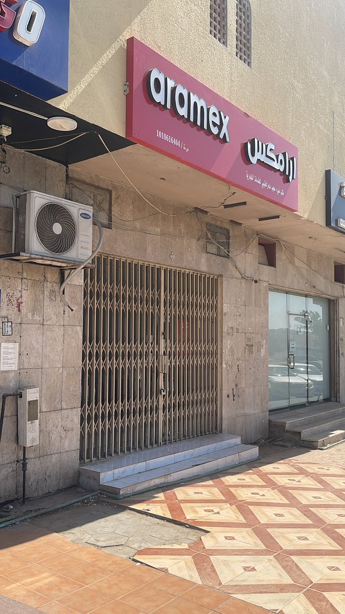 HMALGARNI's tweet photo. @Aramex_KSA أصبحت خدمة عملاء لشركتكم وانا واقف أمام الفرع والكل يسالني عن مواعيد الدوام الرسميه لفرعكم والكل يقف أمام الفرع للانتظار ، أتمنى تقدرون أوقاتنا وتحترمون العملاء أكثر https://t.co/eX7OQPM9Gm