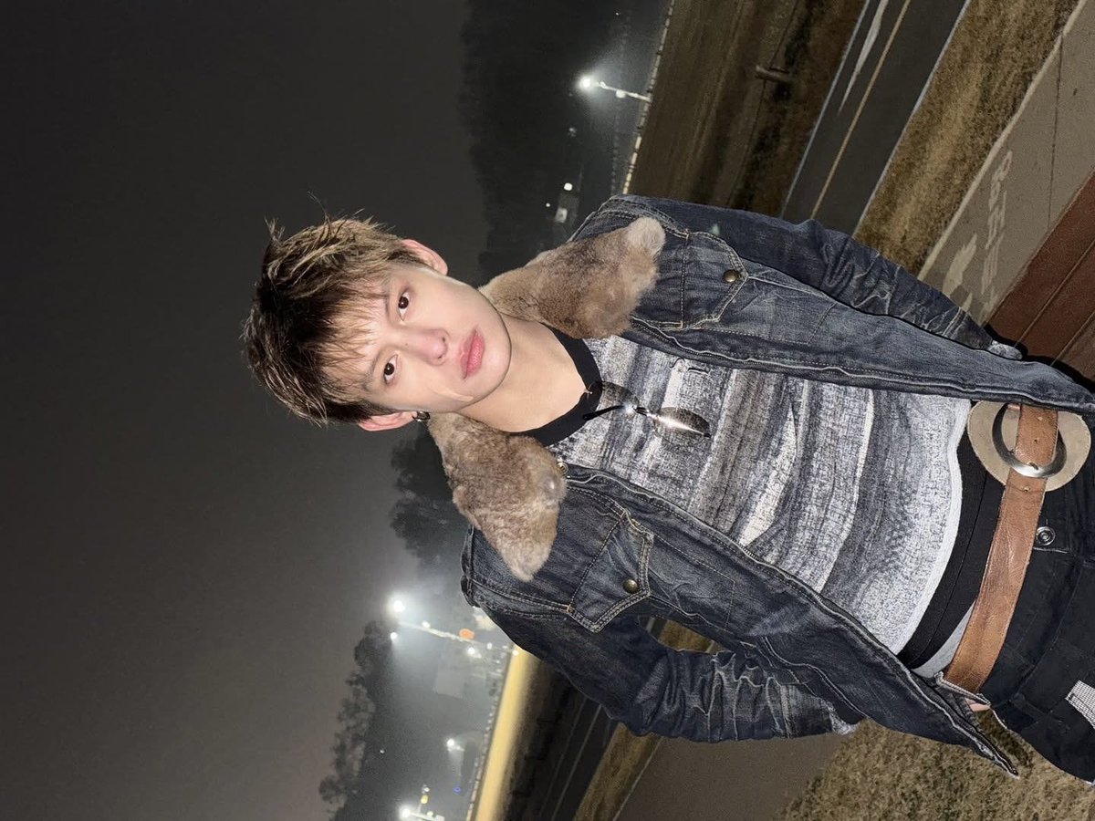 coretised's tweet photo. talking about james’s fashion.. https://t.co/ovoaiz1ODq