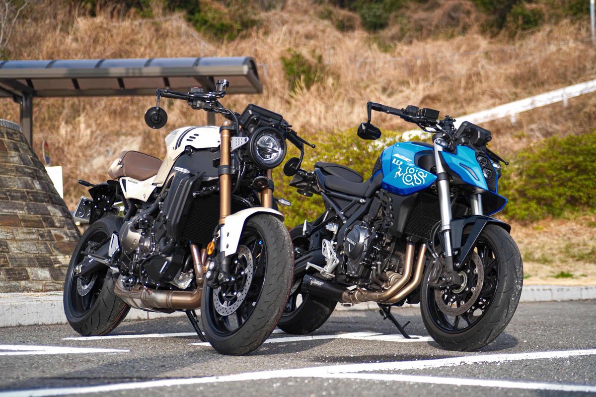 HIRO_himataro's tweet photo. 昨日は彼女のXSR900納車日！

さすが雨女☔️
しっかり雨降られました(笑)
ストファイ、ネオクラいいねー😏
この2台見かけたら元気にヤエーしてください👍
納車おめでとう！ https://t.co/bQSFJP1zKk