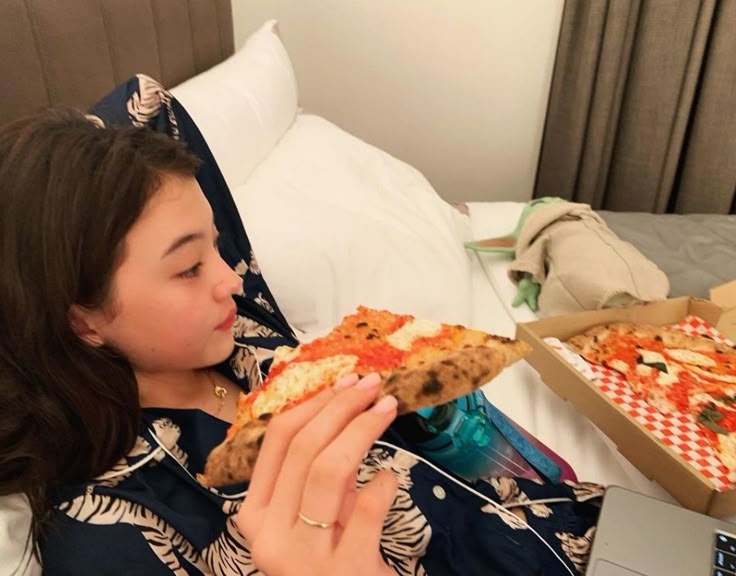 rrouuye's tweet photo. ⠀ ⠀
 ⠀ ⠀
Stop membesar nak, i can't gabisa papi liat kamu udah bisa makan sendiri 

 ⠀ https://t.co/bn4gLLpqpc