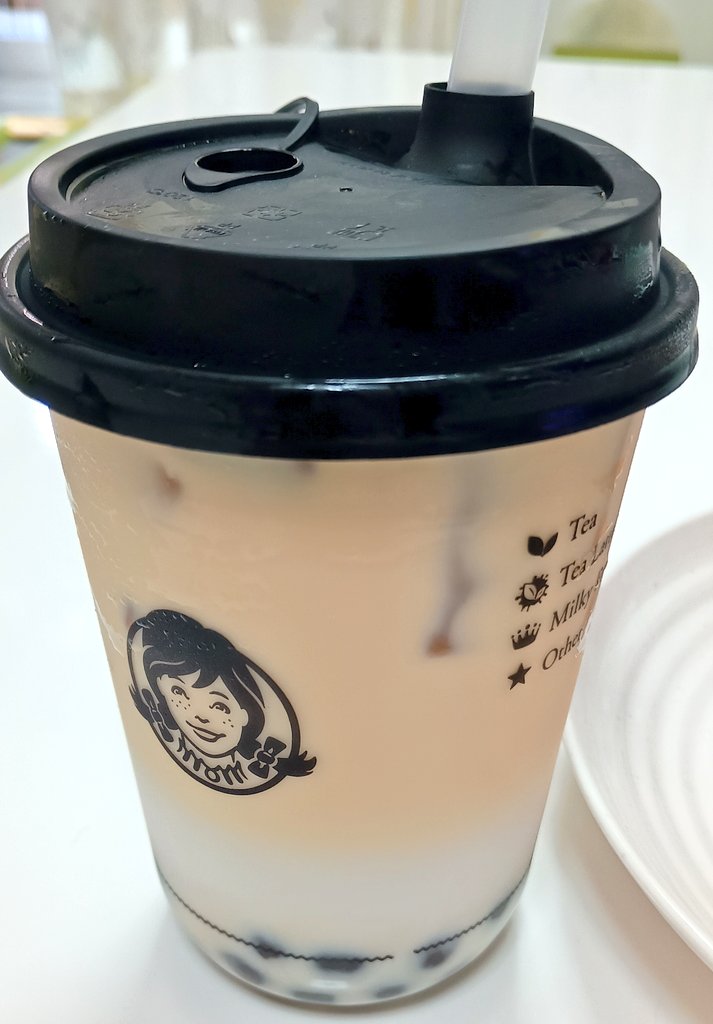 お昼。ウェンディーズのお得セットのドリンクをまたタピオカにして