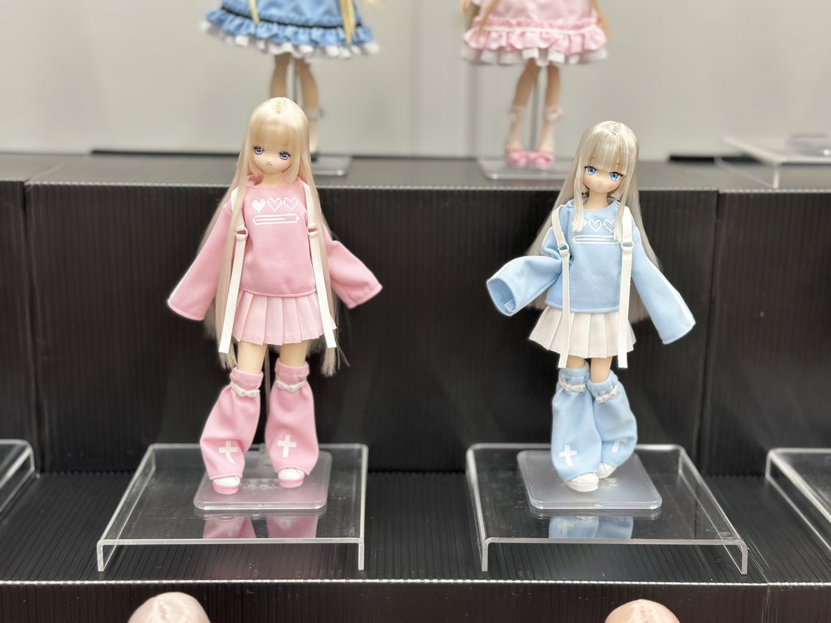 【新作衣装】
☆#DS77 展示中☆

こんなテイストが欲しかった🥹♡

『ロンT・プリーツスカート・レッグカバー』の"万能サブカルコーデset"新登場💙🪽
ホワイトとピンクのプリーツスカートは単品での販売も予定しております♪全３色展開予定🎮
2026年春～夏頃発売予定
#azone #アゾン