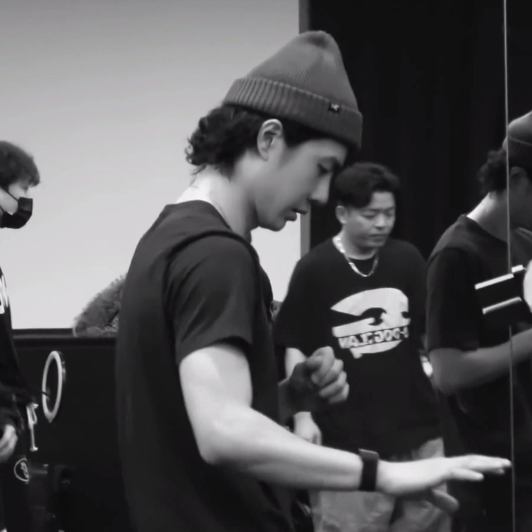 กุสิ้นพระชนแน่นอน แน่นิ่งไปแล้ว คนอะไรเนี่ย โคสหล่อฮอตระเบิดแอนด์สไปซี่เลย ดูกล้ามก่อน ไผ่เลิกชกต่อยแล้วมาชกเรามั้ย ยังไงดี หล่อว่ะ ป้าจะชักกะแด่ว น้ำลายฟูมปากแล้วอะ ใส่บีนนี่ด้วย เอาเหอะ ป้าไม่มีอะไรจะเสียนอกจากชีวิต หัวใจขายได้หลายล้าน แต่ป้าให้พี่ตี๋คนนี้ไปฟรี ๆ