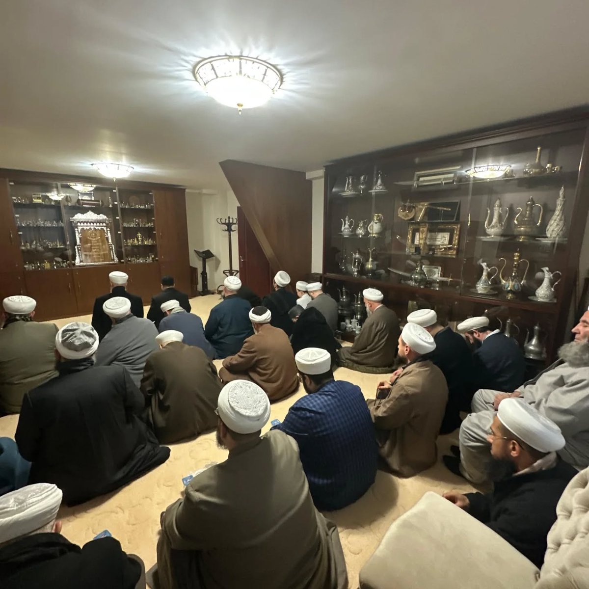 Marifet Derneği'nin, Mahmud Efendi Hazretlerinin Hanesinde düzenlediği iftar davetine başta İbrahim Efendi Üstadımız olmak üzere, Şûrâ hocalarımız ve Türkiye’nin birçok yerinden gelen hocaefendiler iştirak etti. 
Rabbim birlik ve beraberliğimizi daim muhabbetimizi ziyade eylesin!