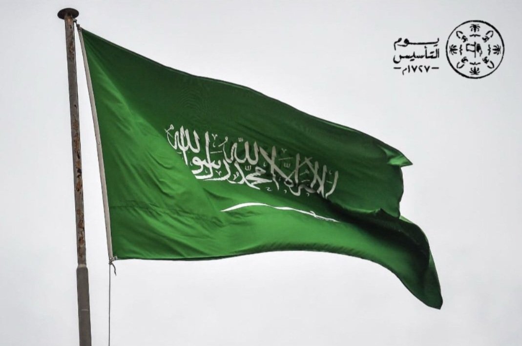 #يوم_التاسيس
ما أجمل أن يتحوّل المجلس إلى مساحة وفاء، وأن يصبح اللقاء رسالة انتماء، إنه مجلس الشاعر المبدع #فالح_الشلوي الذي جعل منه لوحة وطنية نابضة، تحتفي بيوم التأسيس، وتستحضر سيرة المجد، وتجدّد العهد والولاء في مشهدٍ يليق بوطنٍ جذوره ضاربة في العمق، ورايته مرفوعة في العلياء.