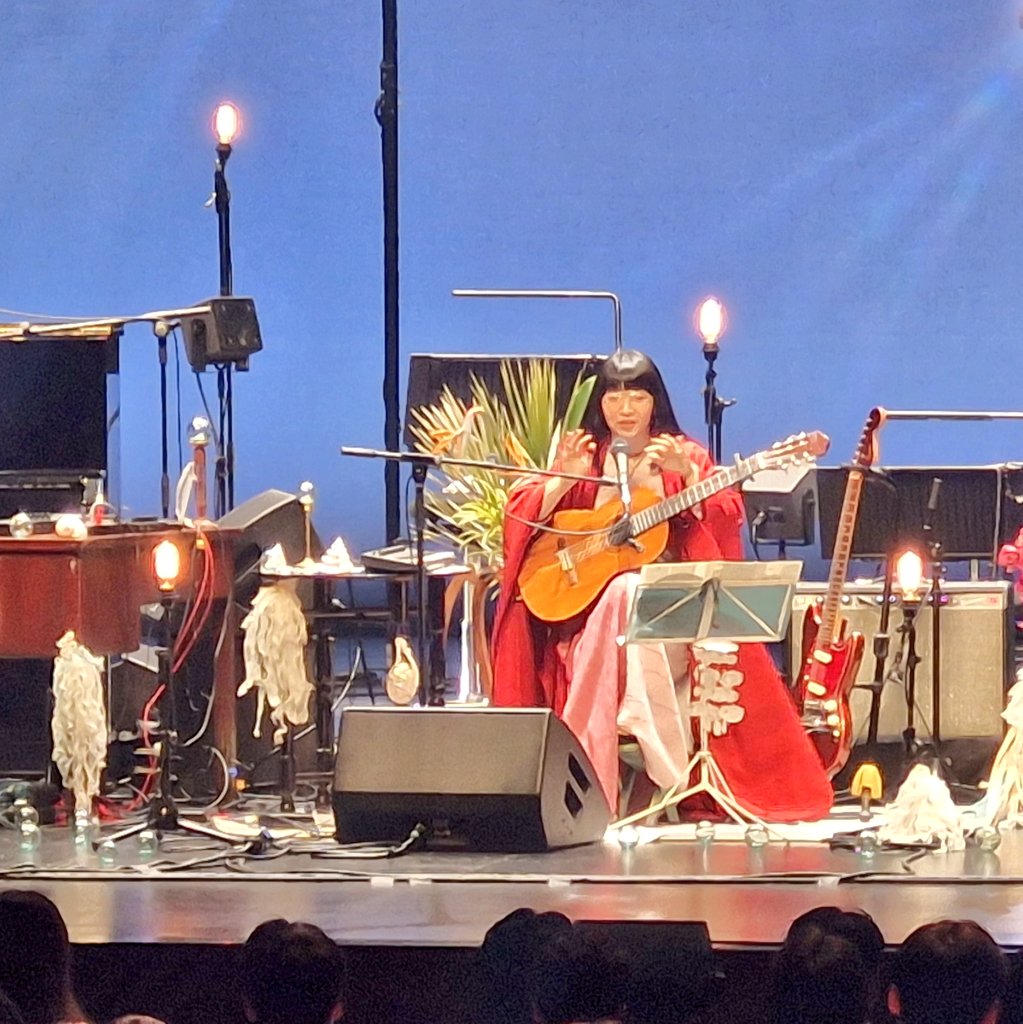 青葉市子さん、圧倒的でした。 あの静まり返った世界観に圧倒的という