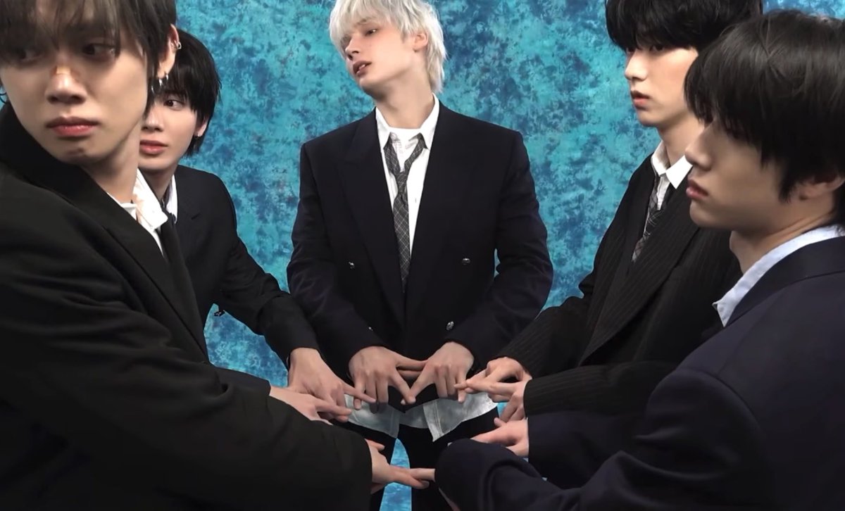 ทีมงาน : ถึงไม่ได้ถ่ายหน้าแต่ก็ทำหน้าให้มันดี ๆ กันหน่อย ถ้าวันหลังเล่นอูโน่แล้วทะเลาะกันอีกก็ไม่ต้องเล่น