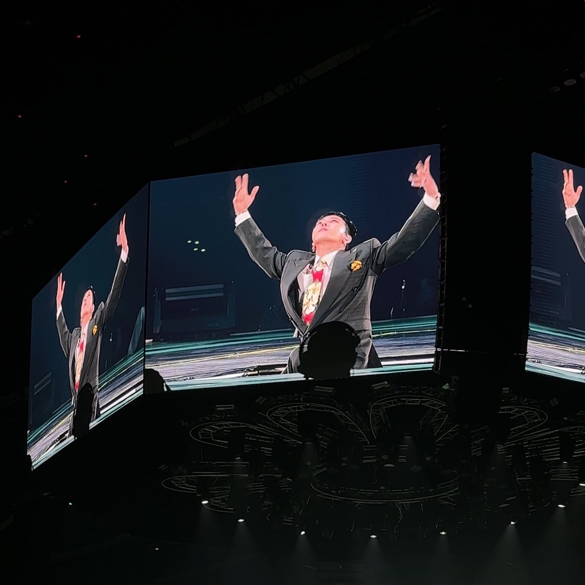 นี่รู้เลยว่าเรื่องคอนวันแรกมันถึงหูจียงจริงเพราะคอนวันสุดท้ายฮีเสิร์ฟหมดทุกอย่าง ขนาดจีนเกาตะโกนขึ้นไปนางตอบแต่ไทย พูดแทกุกแฟมอยู่อย่างนั้น น่ารักอะ มีตก็ปิดจบที่ไทย ชั้นเชื่อจริงๆว่านางกลับมาหาเพราะอยากมาจริงๆ รักจียงอะขอบคุณอีกครั้งนะ เมื่อวานมีความสุขมาก 🥹
 #GDRAGON2026inBKK