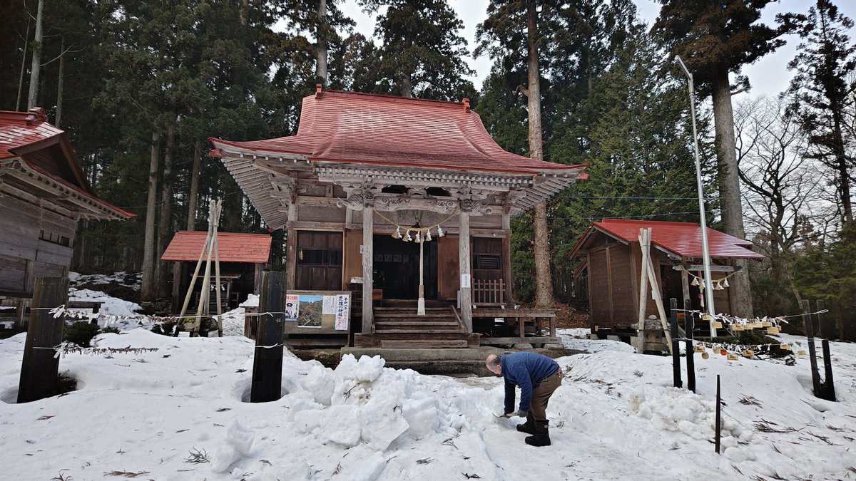Tudota104's tweet photo. 🎌鳴子鬼首の荒雄川神社（鬼首）へ参拝。雪深い時は里の宮、池月も参拝出来る。社務所は学校の向かい。
今日は本殿で御守もいただけた。
参拝者のために雪掻きも。頭が下がります🙇
#荒雄川神社
#天皇誕生日 https://t.co/Lee9B4svPl