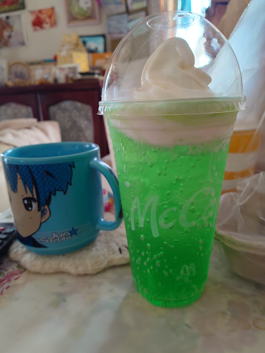 月曜日のクリームソーダ 体調最悪だけど家の裏にMcDonaldがあって