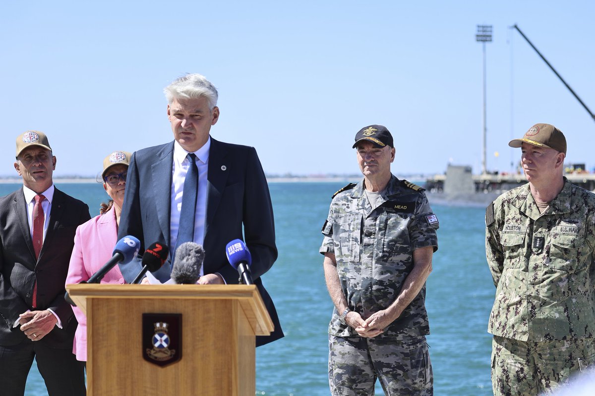 ukinaustralia's tweet photo. @Royal Navy submarine HMS Anson is in Perth. 

Sir Stephen Lovegrove, 🇬🇧 Special Representative for AUKUS, spoke to press about: 
✅How AUKUS will create jobs and growth for both 🇬🇧 and 🇦🇺
✅The 🇬🇧’s world-leading defence sector  
✅Our firm commitment to Indo-Pacific security https://t.co/dqYTze10fk
