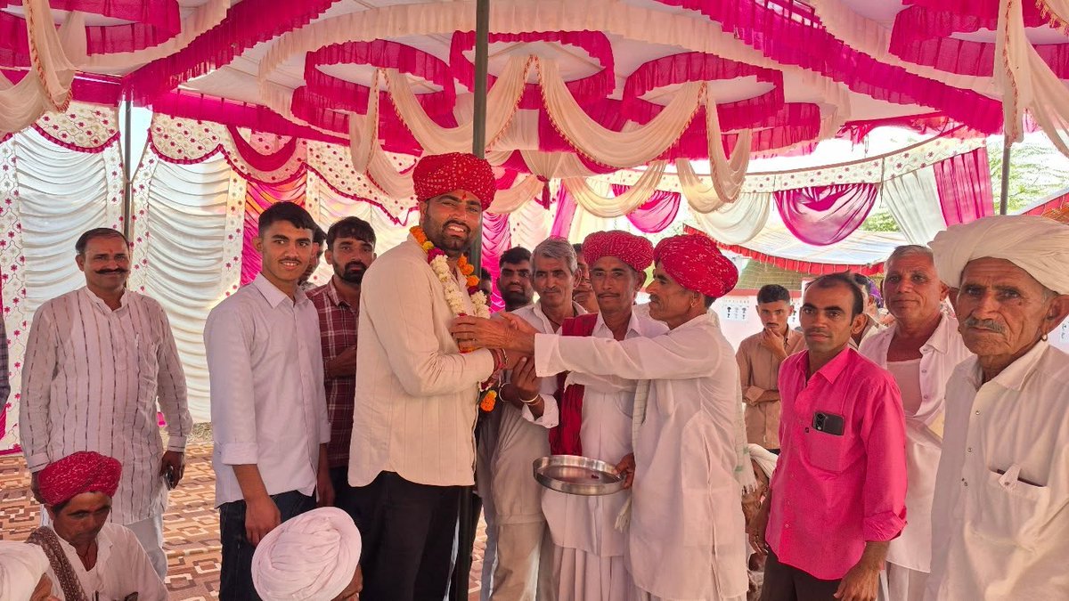 Tajaram_Siyag_'s tweet photo. कल गुड़ामालानी के गोलियां जेतमाल में श्री धर्माराम जी सारण के सुपुत्र श्रवण सारण के वैवाहिक कार्यक्रम में शामिल होकर भानु श्रवण को शुभकामनाएं प्रेषित की। 
रुपाणी सारण परिवार द्वारा दिए गए प्यार और स्नेह के लिए धन्यवाद। 
#TeamRLP #Gudamalani #GoliyaJetmal https://t.co/jEwxfS9EUq