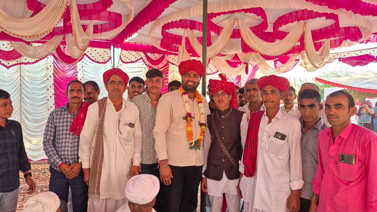 Tajaram_Siyag_'s tweet photo. कल गुड़ामालानी के गोलियां जेतमाल में श्री धर्माराम जी सारण के सुपुत्र श्रवण सारण के वैवाहिक कार्यक्रम में शामिल होकर भानु श्रवण को शुभकामनाएं प्रेषित की। 
रुपाणी सारण परिवार द्वारा दिए गए प्यार और स्नेह के लिए धन्यवाद। 
#TeamRLP #Gudamalani #GoliyaJetmal https://t.co/jEwxfS9EUq