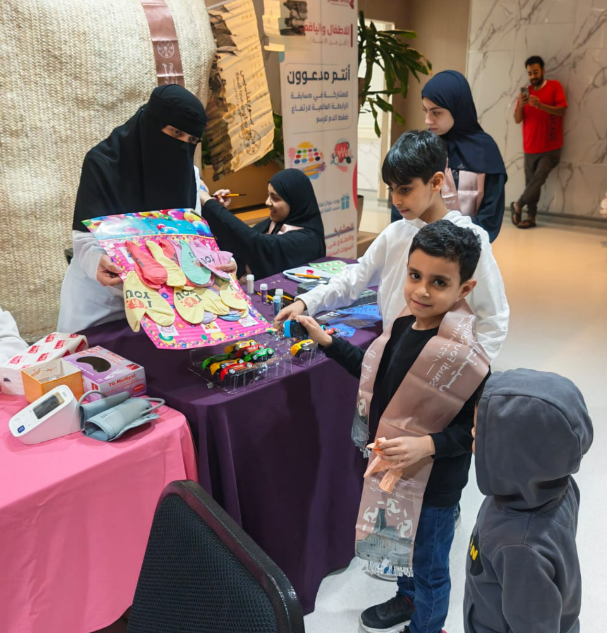 SHMS_SA's tweet photo. احتفالا بمرور ثلاثة قرون من المجد، والعز، والشموخ. احتفلت #الجمعية_السعودية_لرعاية_ضغط_الدم  بالتعاون مع #شبكة_القطيف_الصحية  أحد مكونات تجمع الشرقية الصحي
بيوم #التأسيس_السعودي ،تضمّن البرنامج ركنًا تفاعليًا للأطفال ،إضافة إلى ركن توعوي قدّم إرشادات صحية للزوار.

#يوم_بدينا https://t.co/WeKe2fHcaV