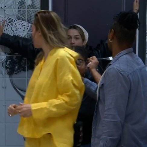 A Milena sempre com esse garfo na mão kkk , ela sempre escolhe as horas erradas pra comer.