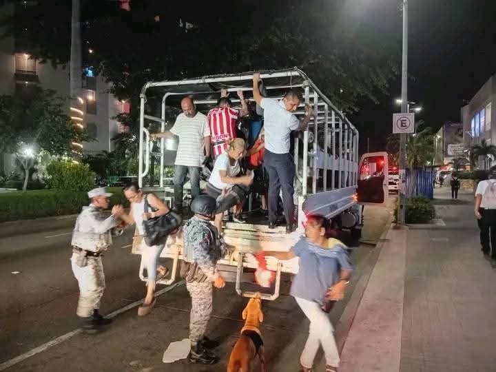 SoldadoPixelead's tweet photo. 🚌🚔 La Guardia Nacional activó el GN Bus en Acapulco para apoyar a la ciudadanía ante la falta de transporte público.
Ruta Centro–Base Naval por la Av. Costera Miguel Alemán, con escolta permanente y traslado seguro. 🇲🇽🫡
#MEGNA #GuardiaNacional #ApoyoALaCiudadanía https://t.co/TI0sHy9Pye