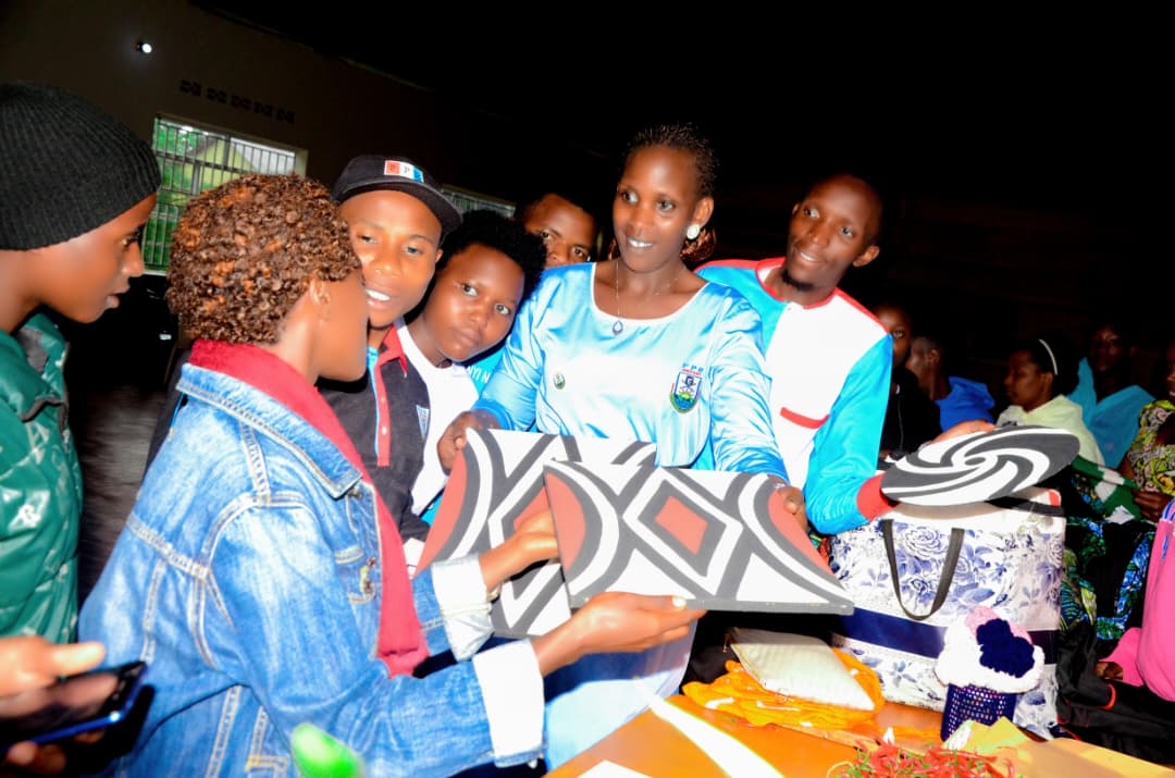 FprMurama's tweet photo. Kuri iki cyumweru muri sale #umuganda #murama hateraniye urubyiruko rw'abanyamuryango ba #FPRinkotanyi ,yar'intekorusange yamurikiwemo ibikorwa bitandukanye bikorwa n'urubyiruko  ndetse hatangwa n'ikiganiro kuvuga k'uruhare rw'urubyiruko mu kubaka  uRwanda twifuza.@rpfinkotanyi https://t.co/e87VRZtjCP