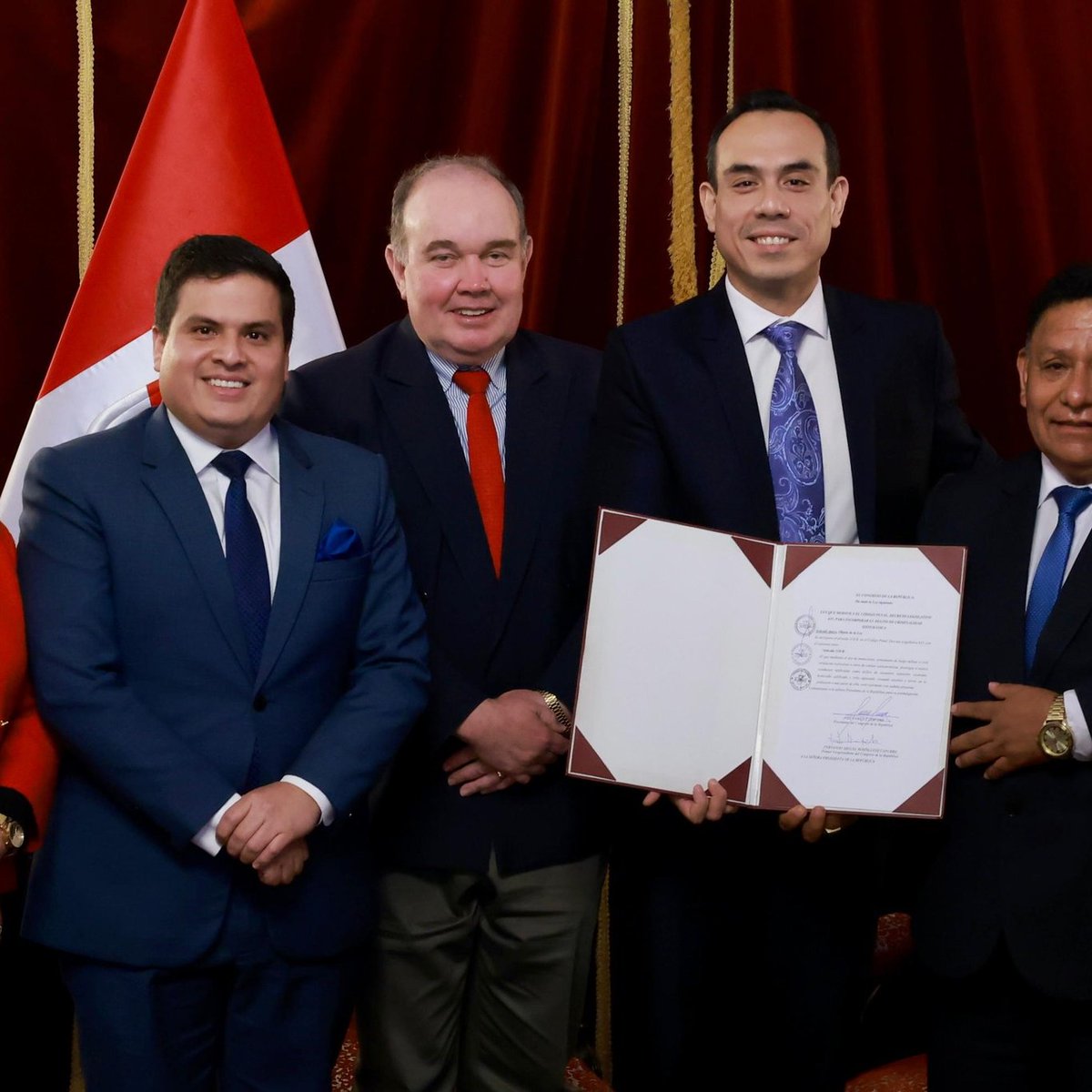 🇵🇪 Rafael López Aliaga dice que no pacta con "corruptos", bueno, antes de la vacancia contra Dina Boluarte se reunió con José Jerí para negociar la viabilidad de los trenes de Caltrain.