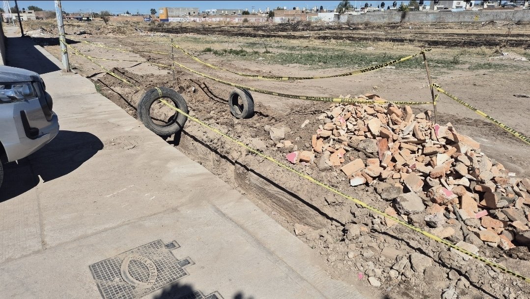 PPabloeas's tweet photo. Buenas noches @josejoseantonio @spublicos_dgo @DurangoCap @urbano_dgo en fracc Geraldine en calle Burjascot y Nerja y ahora también en Fuerteventura los vecinos están bloqueando el acceso evitando la libre circulación @Canal12Dgo @heber_noti121ed @canal10durango @Sallvatoree https://t.co/zVEn131uWI