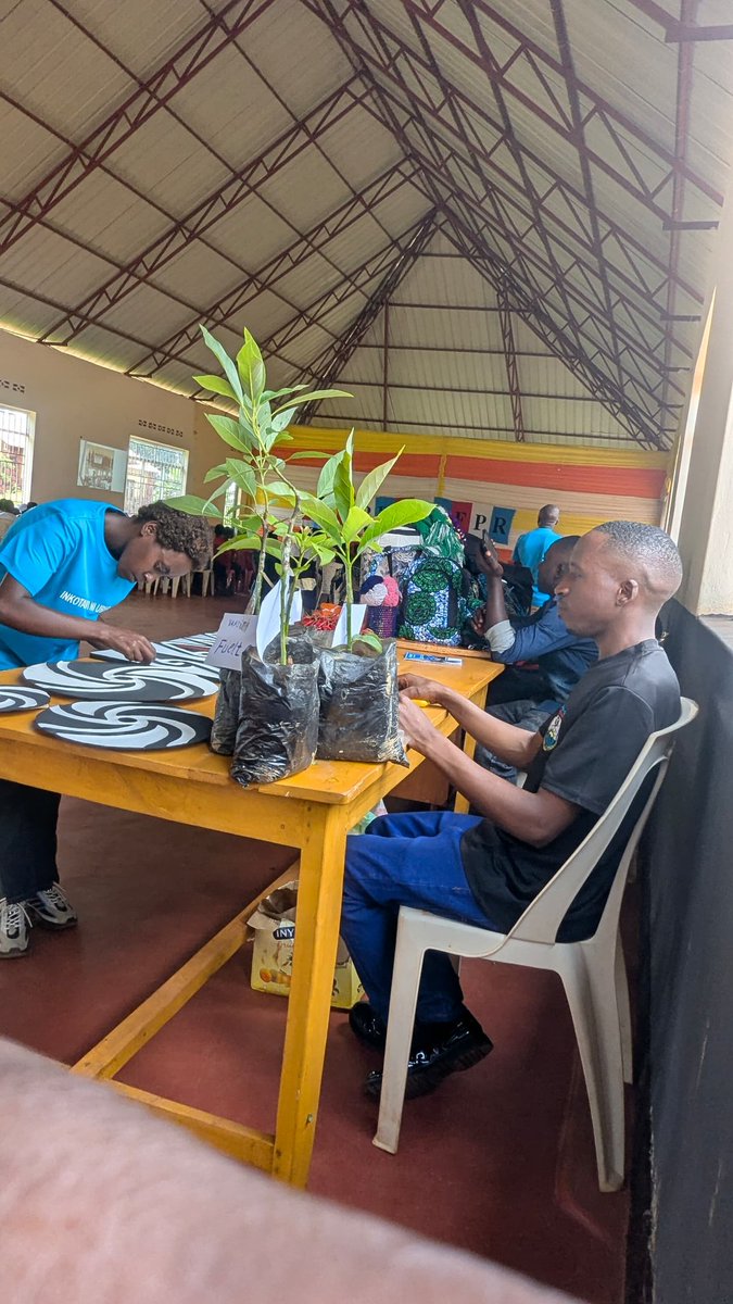 FprMurama's tweet photo. Kuri iki cyumweru muri sale #umuganda #murama hateraniye urubyiruko rw'abanyamuryango ba #FPRinkotanyi ,yar'intekorusange yamurikiwemo ibikorwa bitandukanye bikorwa n'urubyiruko  ndetse hatangwa n'ikiganiro kuvuga k'uruhare rw'urubyiruko mu kubaka  uRwanda twifuza.@rpfinkotanyi https://t.co/e87VRZtjCP