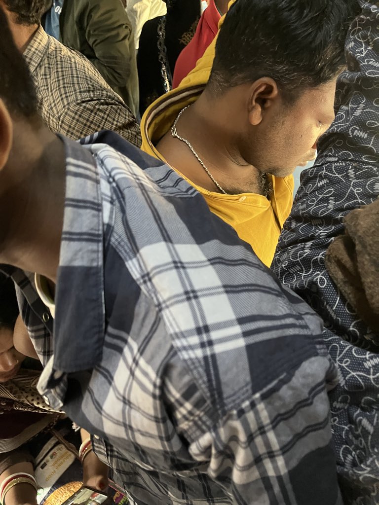amitlucky39's tweet photo. @RailMinIndia @RailwaySeva @drmmalda @RailMinIndia @PMOIndia 

Train no 53416 is overcrowded.
In recent day train is running with decreased number of coach. Life of passenger is in extreme danger. Previously train was running with 14 coaches but now only 10 coach available. https://t.co/ZWZo4aR0gE