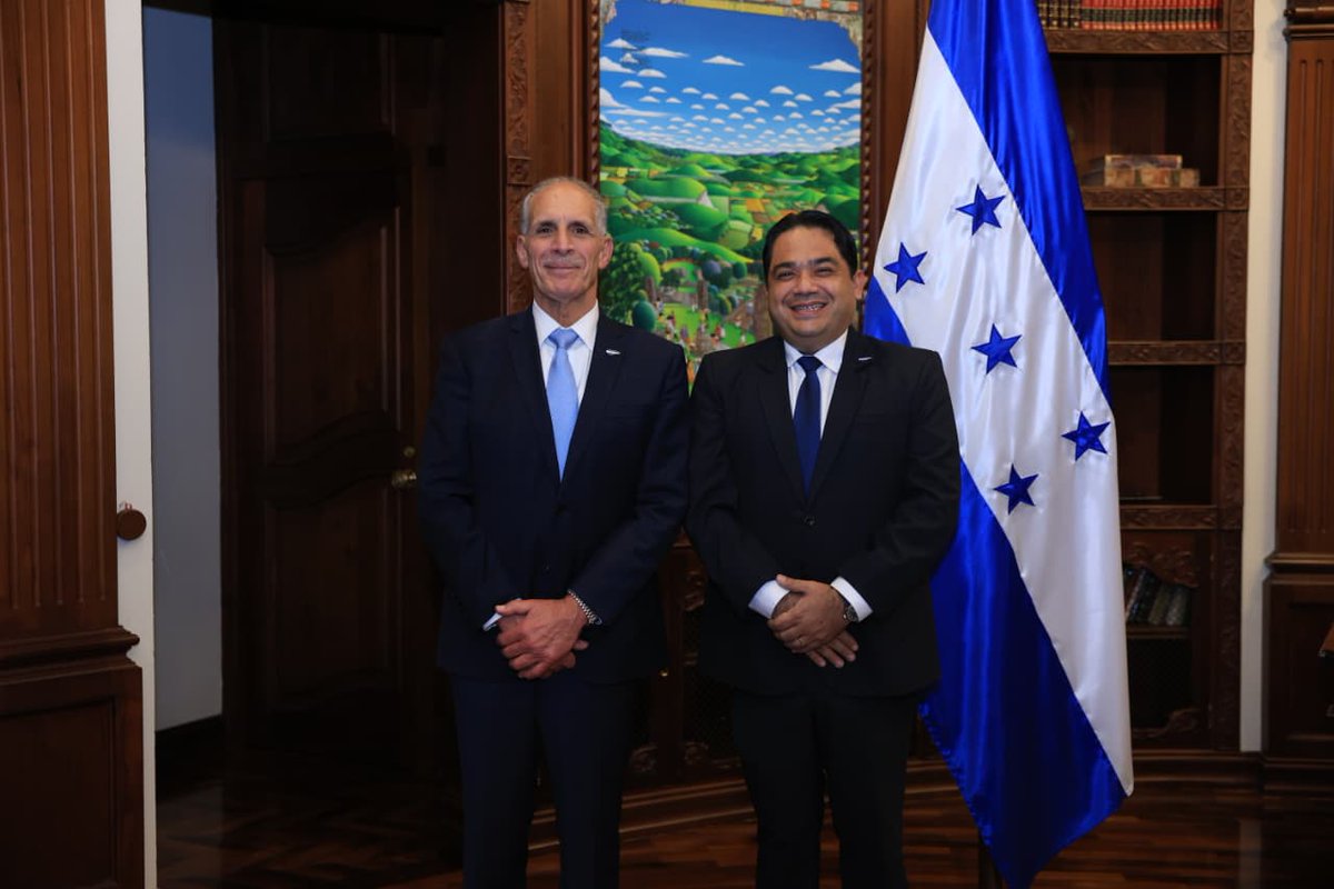 loucel33's tweet photo. Asumo con honor el nombramiento como Director de INFOP que  me ha concedido El Presidente Nasry Asfura @Papialaordenh Mi compromiso es claro y firme: fortalecer la formación técnica, conectar el talento con el empleo y abrir oportunidades reales para miles de hondureños. https://t.co/wgprXfb0sl