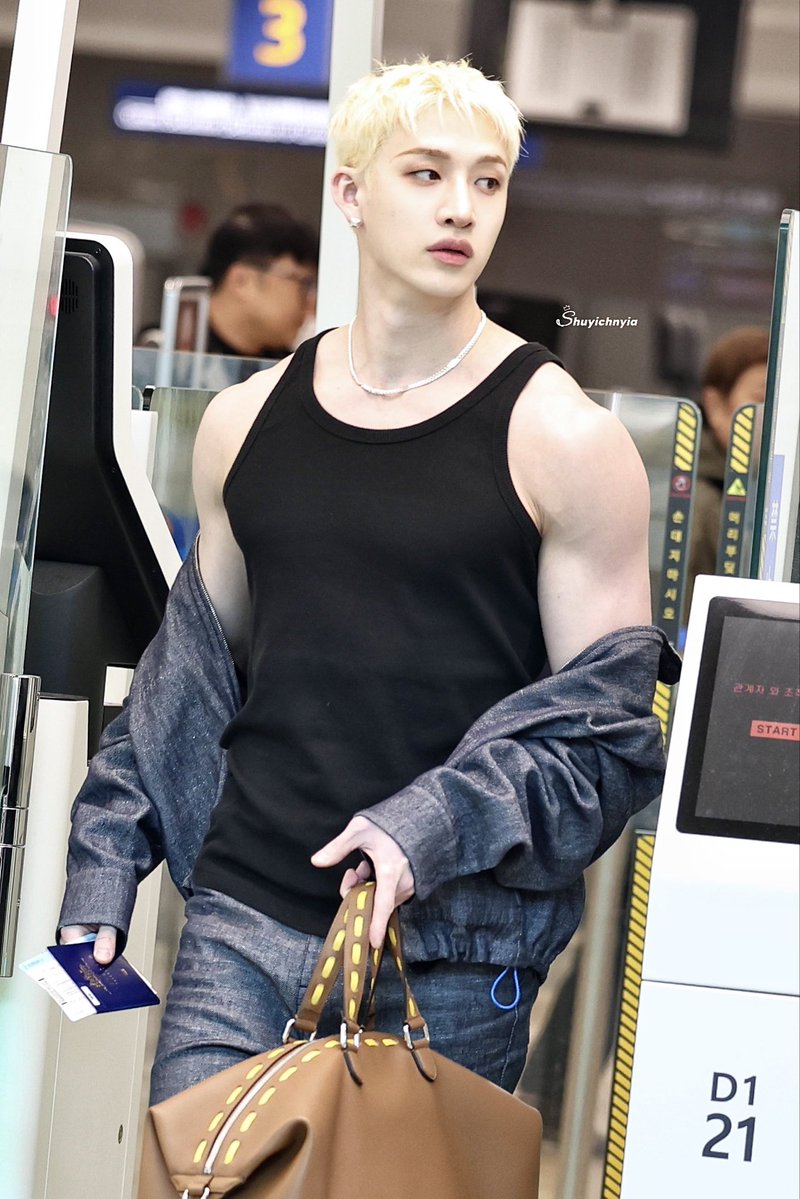 เมื่อเช้าตอนเห็นยังคิดว่าเสื้อเรียบร้อยเกินไป เดี๋ยวเข้าเกทไม่ก็ถึงมิลานมันจะหลุดออกจากไหล่เหลือเสื้อกล้ามดำ/ขาวแหง๋ ๆ เออ ชั้นเดาไรผิดบ้างมั้ย? 555555555555555555555555555