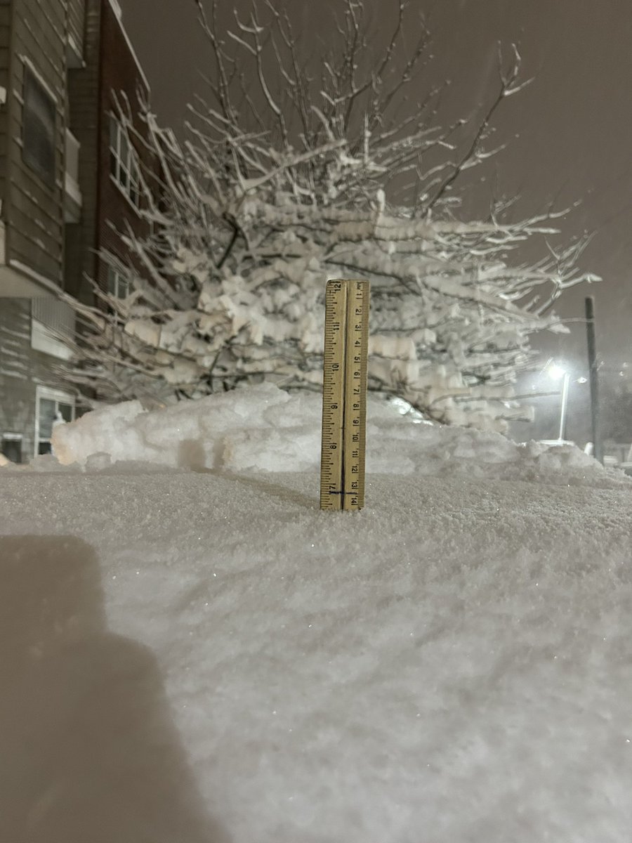 sethmough7's tweet photo. @NWS_MountHolly 6.5 inches as of 10:30 PM in manayunk section of philadephia https://t.co/gp8L1oLg92