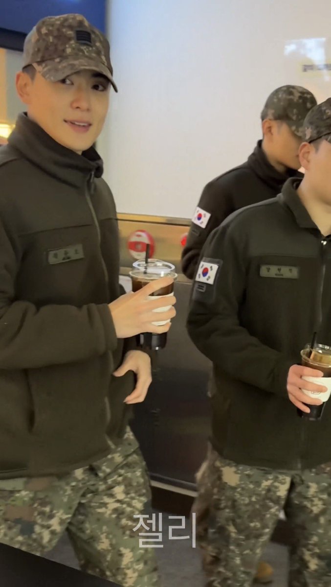 jaehyun looks so cute today 😭