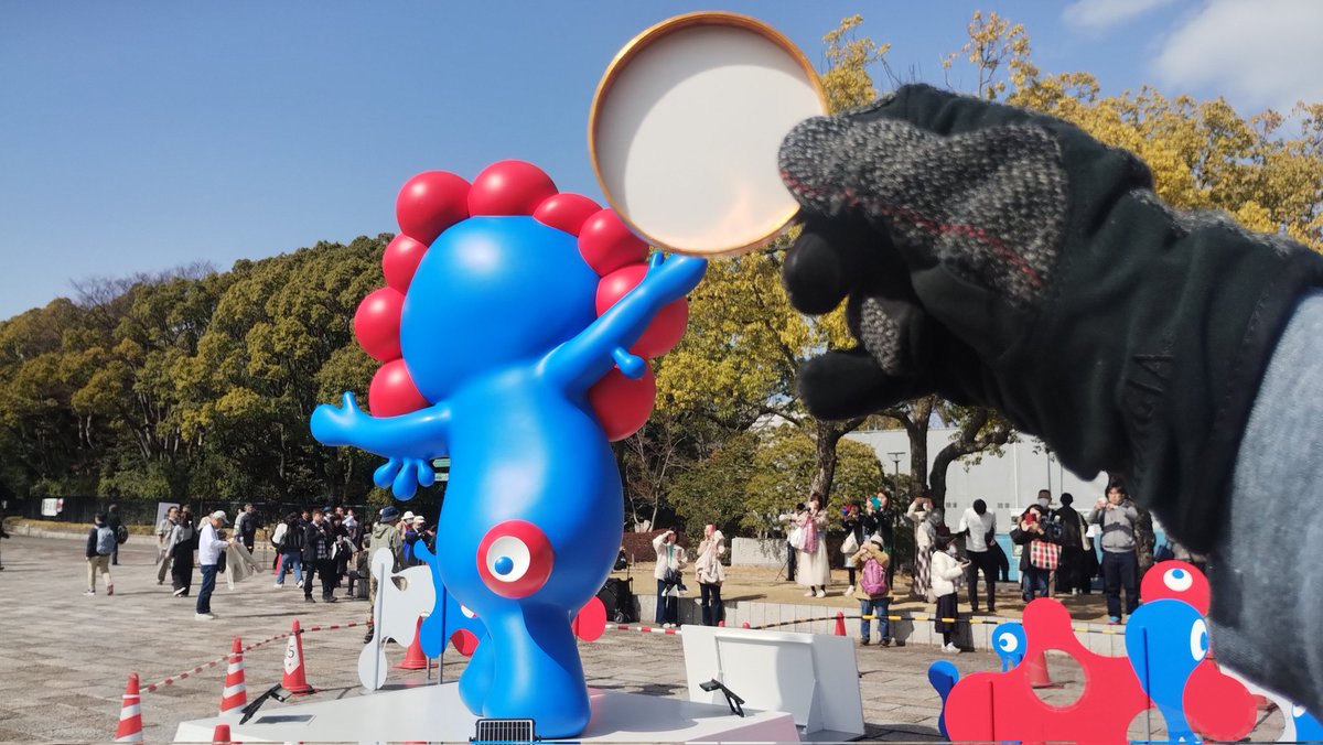rb2009a's tweet photo. スジャータのミャクミャクアイスを掲げて宣伝してるミャクミャク🍨

…の後ろ姿

#EXPO2025 #アフター万博 #Beyond万博
#RememberEXPO
#大阪万博記念公園
#ミャクミャク
＃スジャータ https://t.co/WCeTmjqUP3