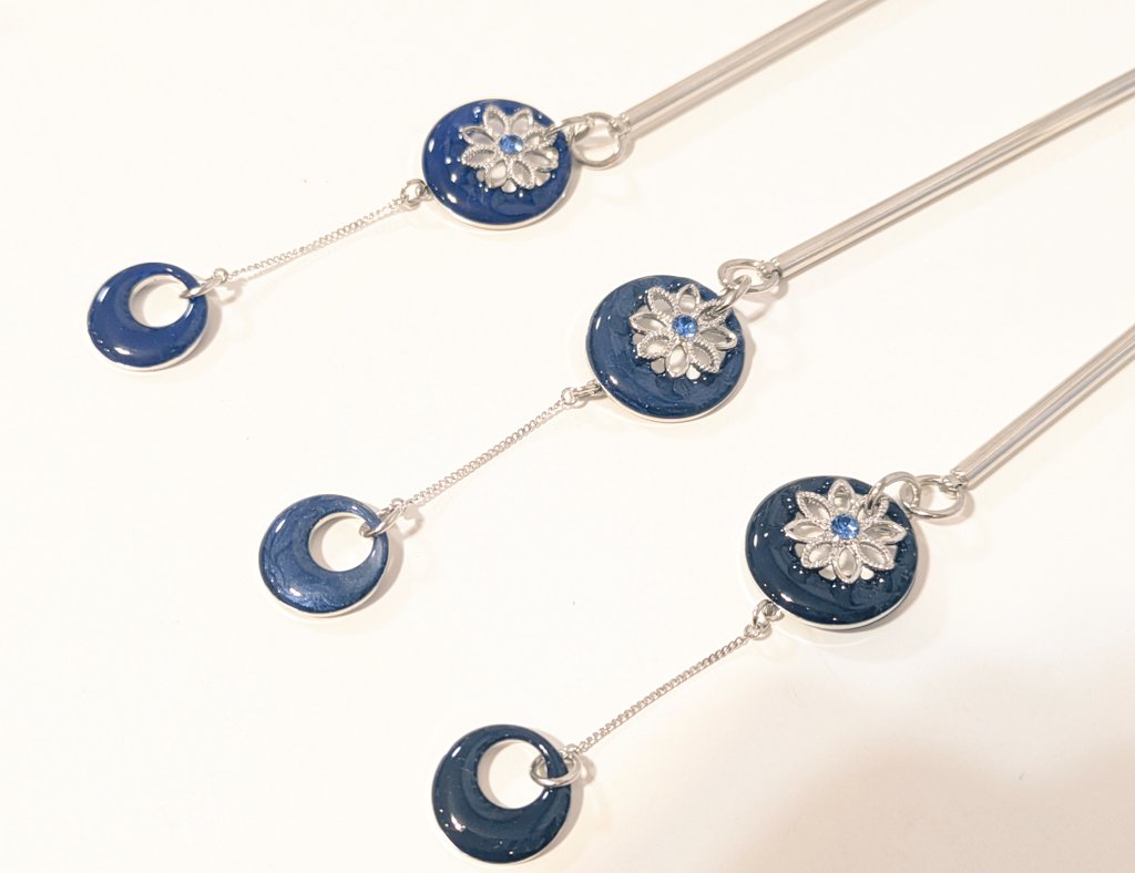 こちらオーダー品の和×輪シリーズの簪
3パターンのシルバー×ネイビーブルー系のカラー。
#簪 #かんざし #レジン #和アクセサリー