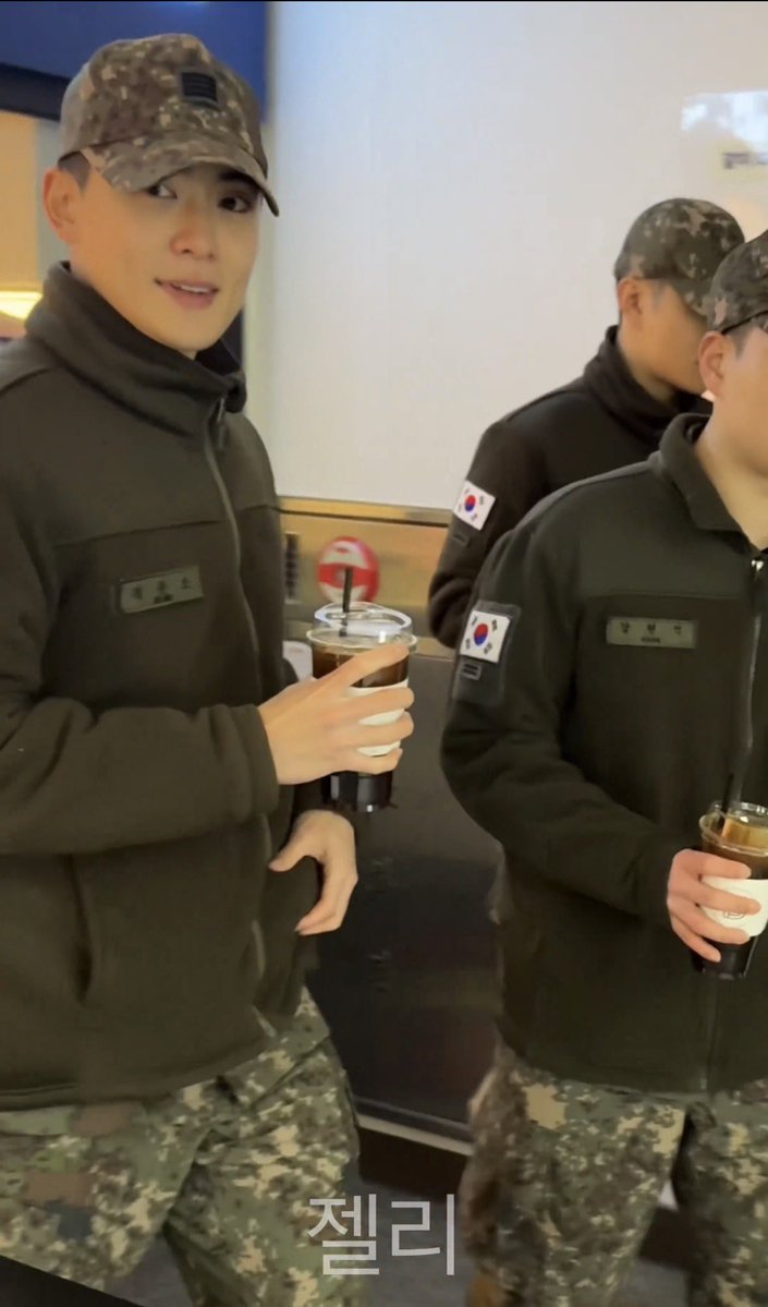 ที่บอกว่าเป็นพี่ใหญ่คือเป็นจริงๆน้า ดูขีดที่แขนจองอูมี 1 ขีด รุ่นน้องทหารมี 2 ขีด แต่ยุนโอมี 4 ขีดแล้ววว คิดถึงจังเลยยย ใกล้จะออกมาแล้วจริงๆ 🥹🥹