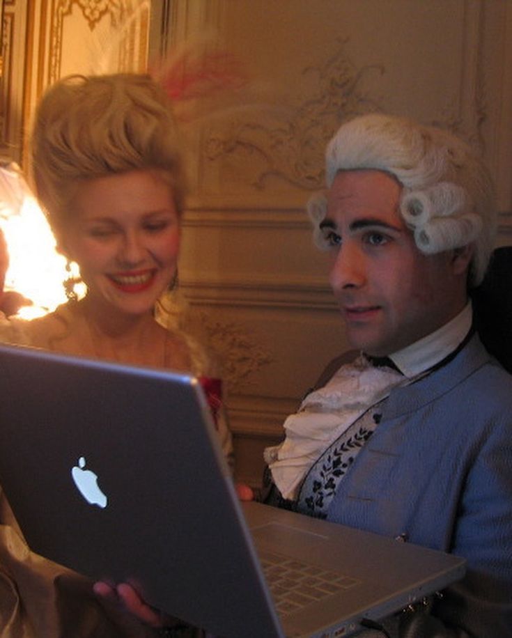 時代劇やファンタジーのビハインドシーンでコスチューム姿の俳優と現代の文化が一緒に写っているものがエモくて好き。お気に入りのエモい一瞬があったら是非リプで教えてほしい。