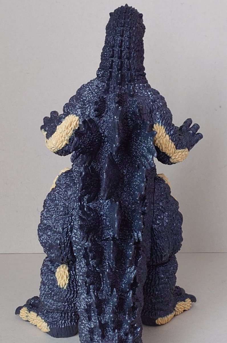 まだディテールのぺっちゃんこ具合が気になる所が残ってたので、顔だけ先に塗装する傍らパテを盛り盛り。
何だかアシストスーツ着てるみたいになってしまった(^_^;)