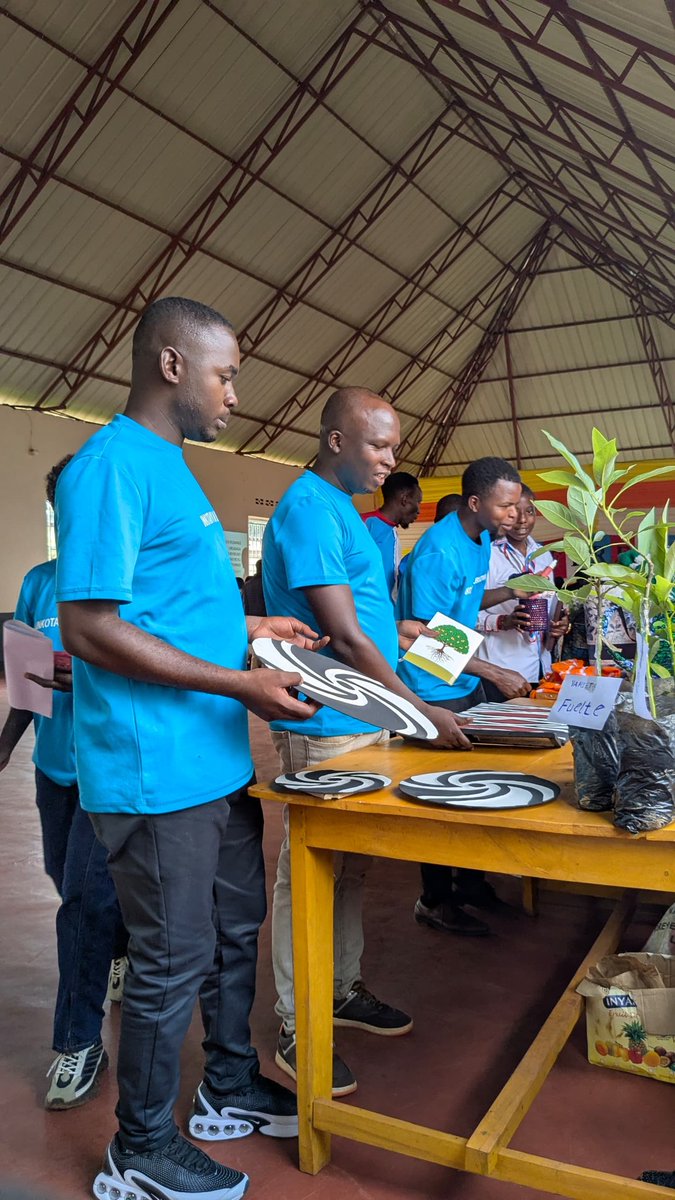 FprMurama's tweet photo. Muri iyi ntekorusange harahijwe urubyiruko rw'abanyamuryango ba RPF Inkotanyi hanaterwa ibiti by'imbuto @rpfinkotanyi @RpfNgoma @RPFEastRWANDA https://t.co/Nr9WghLSXf