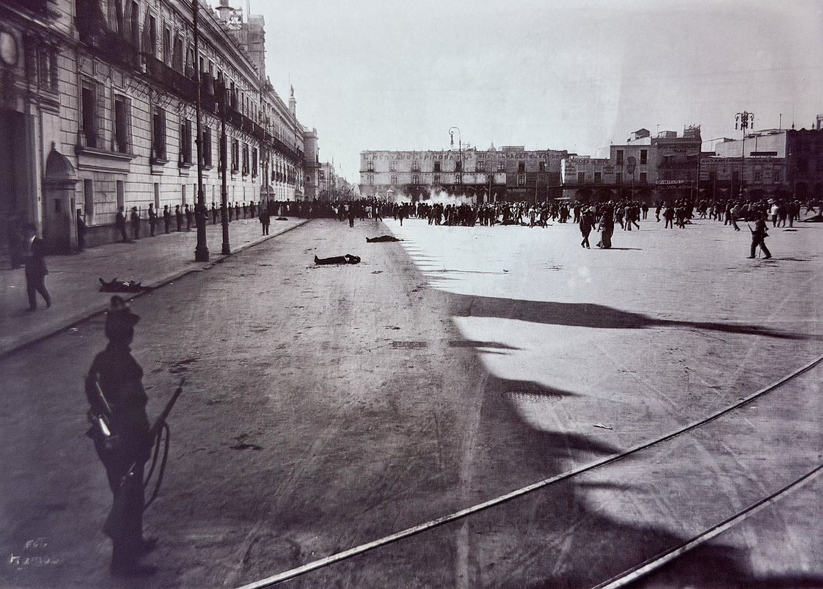 Cuauhtemoc_1521's tweet photo. Fotografía de Manuel Ramos en la mañana del 9 de febrero de 1913, donde se aprecian las fuerzas leales al gobierno de Madero custodiando Palacio Nacional después de haber derrotado a los golpistas Manuel Mondragón, Félix Díaz y Bernardo Reyes. Se estima que en la defensa de Palacio Nacional murieron alrededor de 800 personas, la gran mayoría civiles que deambulaban por el zócalo o que salían de misa de la Catedral Metropolitana. #CDMX