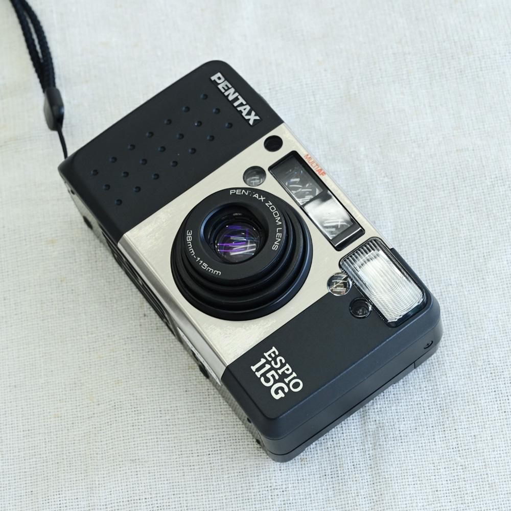 champcamera's tweet photo. 中古 PENTAX ESPIO115G ¥22,000- by 青葉台店
1999年発売されたエスピオ115G
手ごろなサイズ感とシックなデザインが良きです◎
はじめてのフィルムカメラにも…( ˘ω˘ )✨
#中古カメラ #フィルムカメラ #ESPIO115G #青葉台 #横浜青葉台
https://t.co/FDVzPG1BJb https://t.co/UrgAPqOMHy