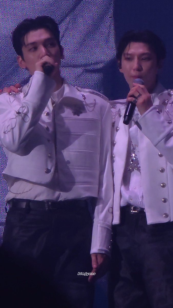 kimjyans's tweet photo. HYUK IS NOW ONE FOREHEAD TALLER THAN MR JUNG NOW https://t.co/uiCBS0nKrK