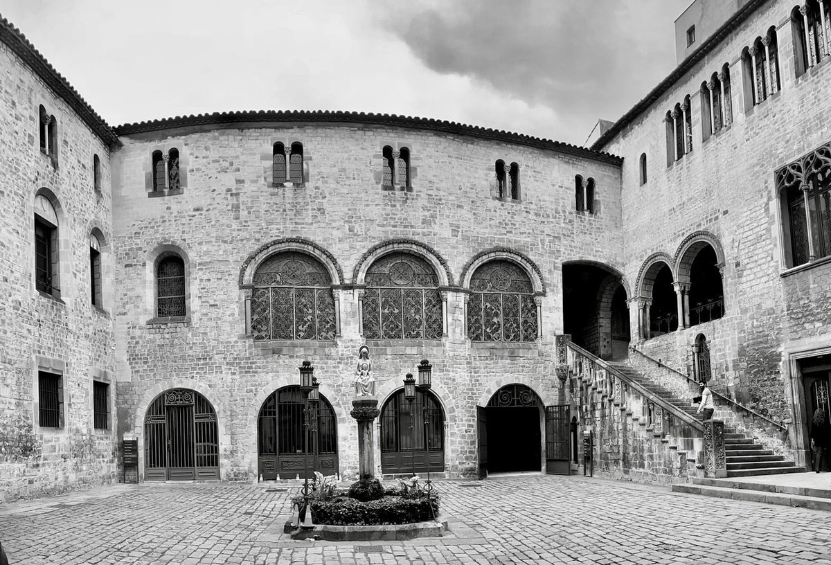 Te deix, Amor, la mar com a penyora (Joan Salvat-Papasseit) Palau Episcopal de Barcelona o Palau del Bisbe, Estil Arquitectónic Art Romanic, part de la Muralla Romana, edifici catalogat com be cultural d’interes local , Bona día i setmana a tótes i tots