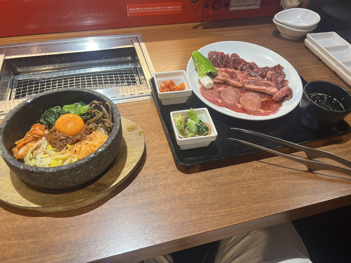 hideyahishiyama's tweet photo. 世間では三連休最後の日ですが、私はお仕事してます。普段は落ち着いて取り組めないことに腰を据えて取り組めるいい日です。でも流石に仕事だけでは悲しいので、ランチはがっつり食べます😋 https://t.co/919wgIlgtr