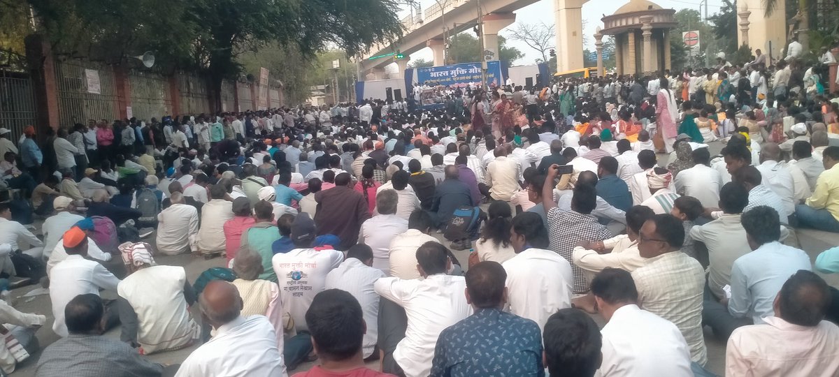 कल 22 फरवरी 2026
बामसेफ भारत मुक्ति मोर्चा का राष्ट्रीय अधिवेशन 
षड़यंत्र पूर्वक रोकने आर्टिकल 19 मौलिक अधिकार के उलंघन के विरोध में #संघ_मुख्यालय_पर_महामोर्चा 
मान्यवर वामन मेश्राम साहब के नेतृत्व में 
लाखों लोगों की उपस्थिति में सफलता पूर्वक संपन्न हुआ 
#MarchOnRSSHeadquarter