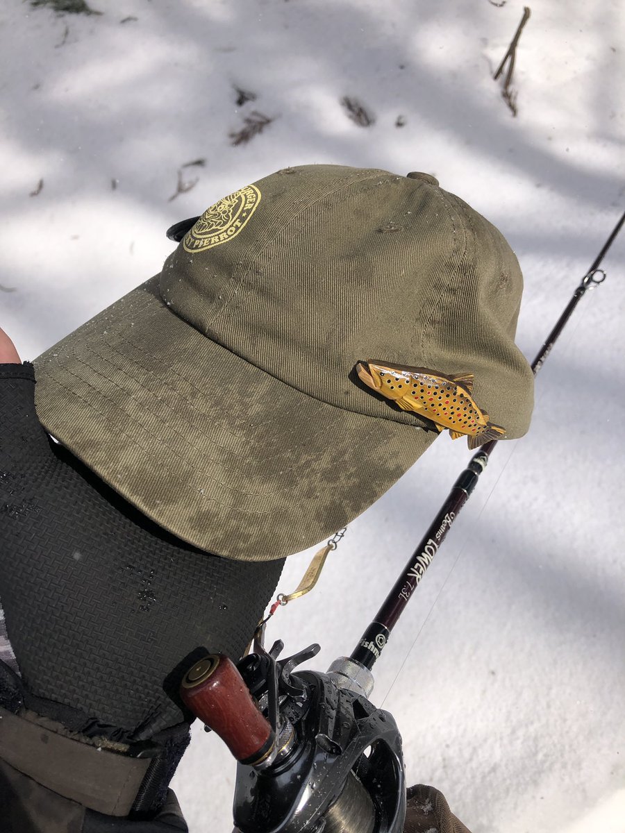 zisakukebari59's tweet photo. すでにあちこちで熊の目撃情報があるので山に入るなら熊スプレーは必須🐻ゲン担ぎでブローチ愛でたら良い結果に恵まれました😆今日の休憩コーヒーはサクラチヨノオー🐎気温は高いけど風が強くて体感気温が低くてさっびぃ〜🥶 https://t.co/IHkCZDoHJ0