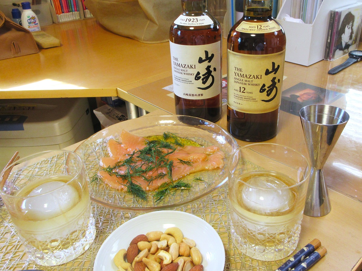先日のバレンタインデーに妻から山崎12年を貰ったのですが、せっかくなので特別な日に呑もうと思ってしまいなかなか栓が開けられず…今日はノンエイジで一杯。こちらも頂きモノです。
#おうちごはん #おうちでBar