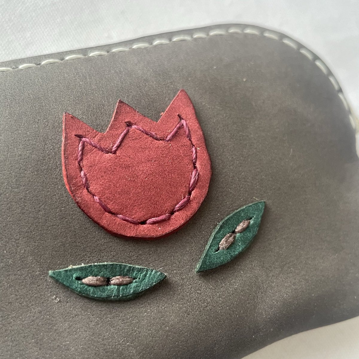 popperleather's tweet photo. 新しいデザインはチューリップ🌷
#ハンドメイド　#レザークラフト https://t.co/SHE2XDqW8V