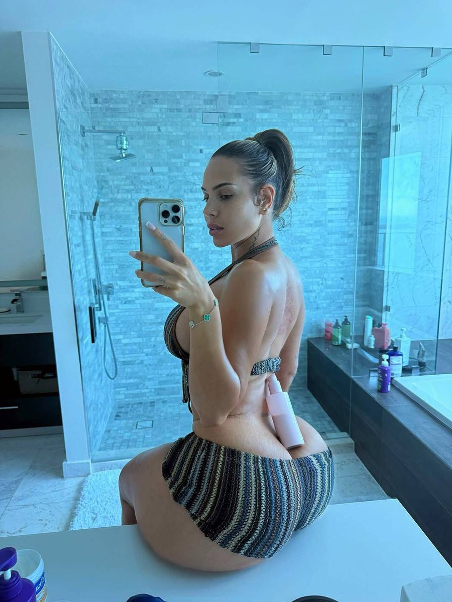 onlybaddies247's tweet photo. Do you consider her fat or thick? https://t.co/BCr2tFC559
