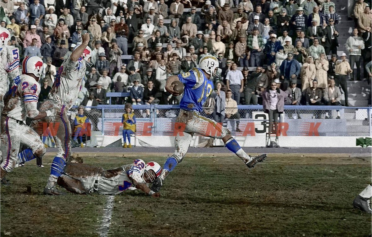 It was hard to beat Lance Alworth as a 60s AFL receiver. “Bambi” was a stud, seen here beating the Bill’s defense