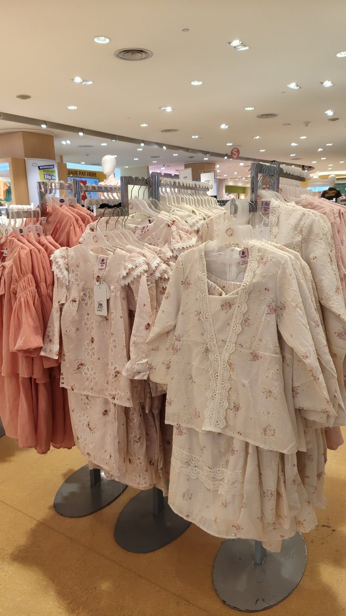 Baju Raya untuk kanak- kanak dah ada di tgkt 4, #SOGOKL. Boleh dah start shopping baju anak2 ni. 🫠