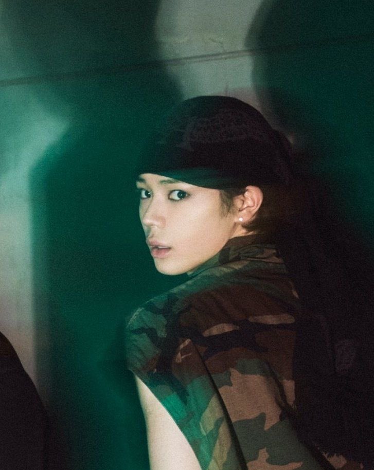 OHYUL WEARING BLACK EYELINER???????